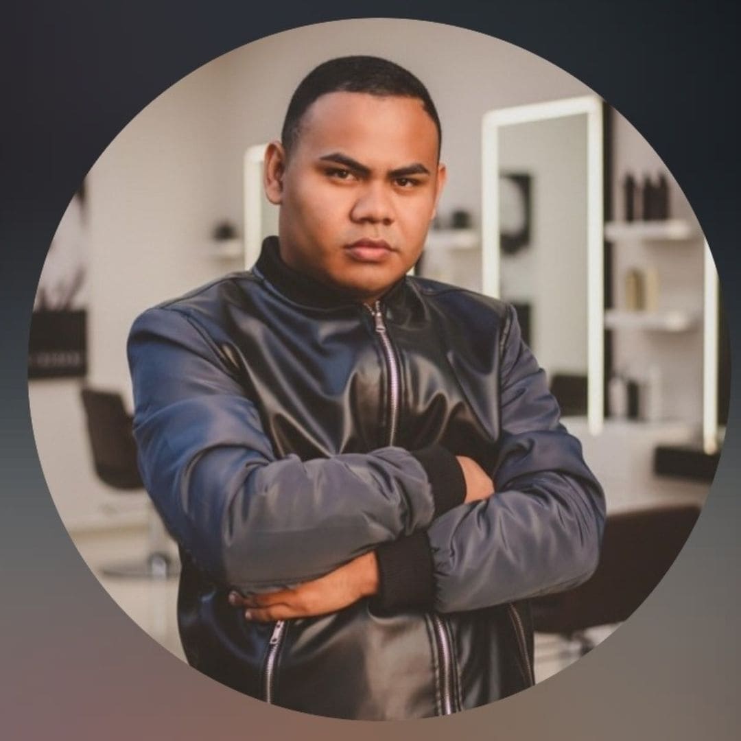 Leonardo Bryan trabalhando no salão